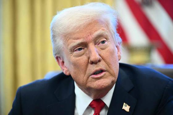 도널드 트럼프 미국 대통령이 지난해 3월 26일 워싱턴DC 백악관 집무실(Oval Office)에서 자동차 수입품에 대한 관세를 발표하고 있다. AFP=연합뉴스