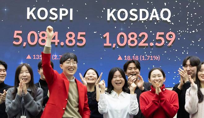 코스피가 종가 기준 5000포인트를 돌파한 27일 서울 여의도 KRX한국거래소에서 직원들이 축하 세리머니를 하고 있다. 코스닥도 이날 전 거래일 대비 1.71% 오른 1082.59에 마감했다. 전민규 기자