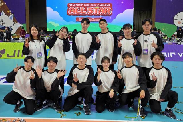 ▲ 춘천 지역 배구 동호인들이 25일 춘천 호반체육관에서 열린 진에어 2025~2026 V-리그 올스타전에서 스태프로 활동한 뒤 기념 촬영하고 있다.   한규빈 기자