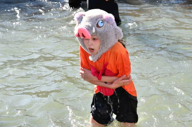 ▲ 사진은 화천산천어축제장을 찾은 인터넷 방송 크리에이터들이 산천어 맨손잡기 체험을 즐기며 이를 방송하고 있다.