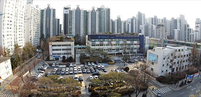 < 강남구청 부지에 1500가구 공급 검토 > 정부가 서울 강남구청을 비롯해 주요 유휴부지와 관공서 부지를 주택 공급 후보지로 검토하는 등 공급 대책 마련에 총력을 기울이고 있다.  김범준 기자