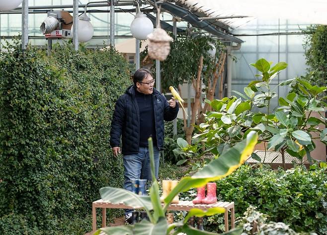 탐색을 마친 앵무새는 손 위에서 한참을 머문다. 임은상 사장과 앵무새(사진=이효태)