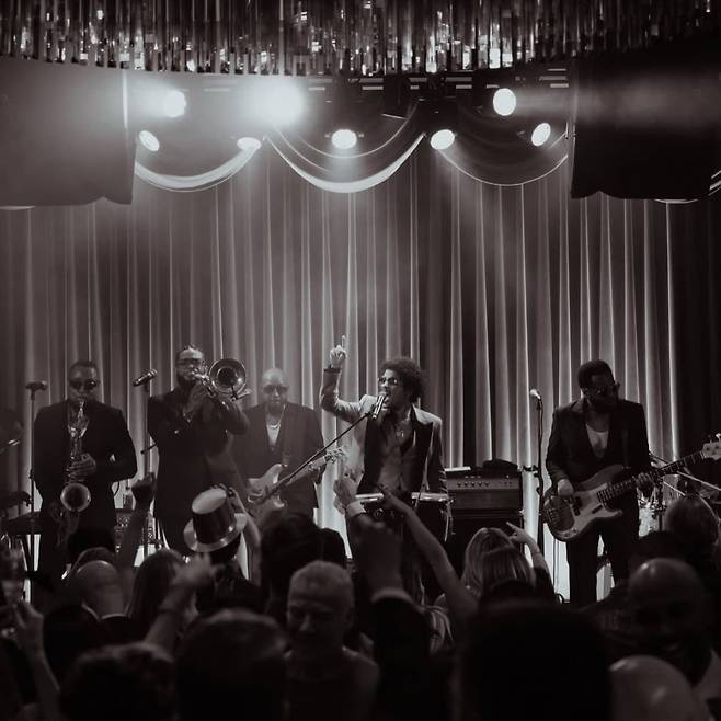 음악 바 'THE PINKY RING BY BRUNO MARS'에서 공연하는 브루노 마스 / 사진. ⓒDaniel Ramos, 출처. brabrunomars 인스타그램