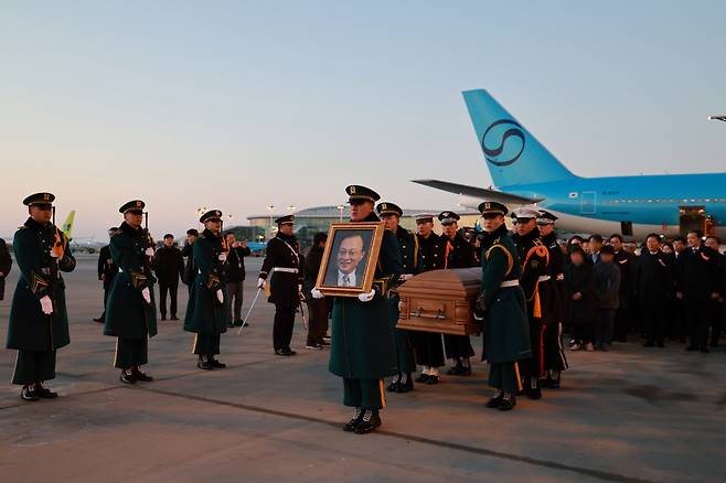 애도 이해찬 민주평화통일자문회의 수석부의장의 시신이 27일 오전 인천국제공항에 도착해 서울대학교병원 장례식장으로 운구되고 있다. 공항·청와대사진기자단