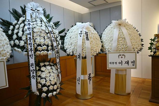 서울 종로구 서울대학교병원 장례식장에 마련된 이해찬 전 국무총리의 빈소에 이재명 대통령, 문재인 전 대통령, 권양숙 여사 근조화환이 놓여있다. 사진공동취재단