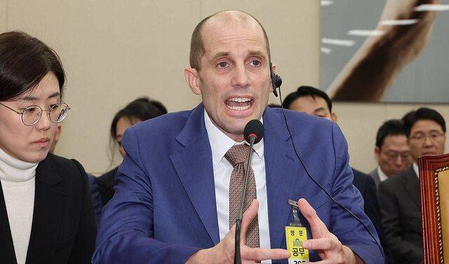 해롤드 로저스 쿠팡 임시대표가 지난해 12월 31일 국회 과학기술정보방송통신위원회에서 열린 쿠팡 침해사고 및 개인정보 유출, 불공정 거래, 노동환경 실태 파악과 재발 방지 대책 마련을 위한 청문회에서 위원 질의에 답하고 있다. 연합뉴스