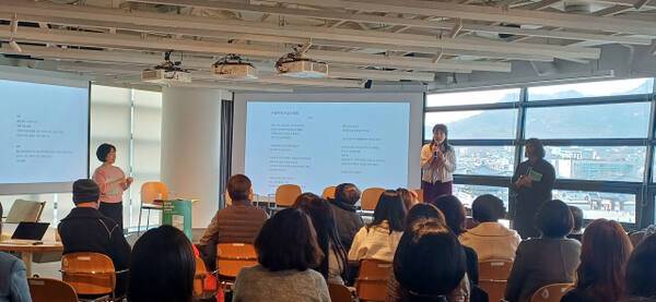 ‘2025 올해의 좋은 동시’ 출간기념회에서 낭독이 이어지고 있다. 정자연기자