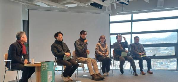 ‘2025 올해의 좋은 동시’ 출간기념회에서 선정위원들이 수록된 동시 등과 관련해 이야기 하고 있다. 정자연기자