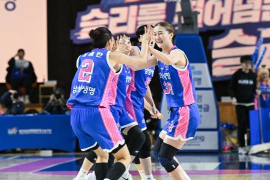 기뻐하는 삼성생명 선수들. 사진[연합뉴스]