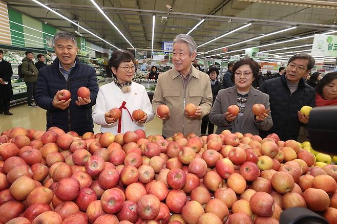 강호동 농협중앙회장(왼쪽 세번째)이 26일 농협하나로마트 양재점에서 사과 판매 동향을 살핀 뒤 관계자들과 함께 기념 촬영을 하고 있다.[사진제공=농협중앙회]
