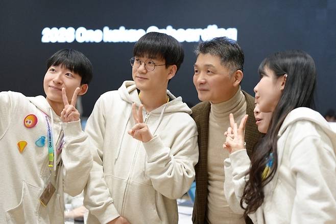 카카오 김범수 미래이니셔티브센터장(왼쪽에서 세번째)이 지난 15일 경기 용인시 카카오 인공지능(AI) 캠퍼스에서 신입 그룹 공채 크루들과 만났다. [카카오]