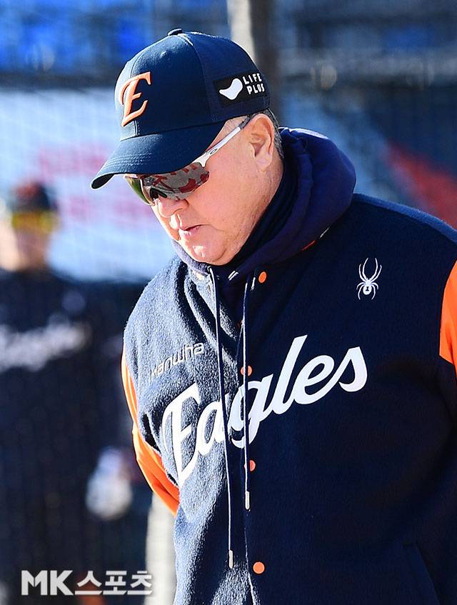 2025년 10월 27일 오후 잠실구장에서 ‘2025 신한 SOL Bank KBO 포스트시즌’ 한화 이글스와 LG 트윈스의 한국시리즈(7전 4선승제) 2차전이 열린다. 경기에 앞서 한화 김경문 감독이 선수들의 훈련 모습을 지켜보면서 생각에 잠겨 있다. 사진=김영구 기자