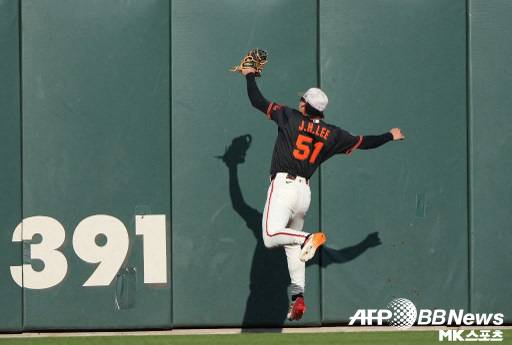 이정후는 수비에서 아쉬운 모습을 보여줬다. 사진=ⓒAFPBBNews = News1