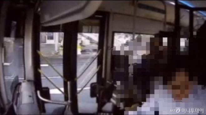 지난 16일 오후 서대문역 인근에서 발생한 '버스 돌진' 사고 당시 운전기사 A씨의 모습. 그는 사고가 발생하기 전 수차례 운전석 아래를 쳐다봤다. /사진=문성호 서울시의원실 제공.