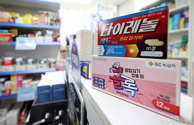 [서울=뉴시스] 김선웅 기자 = 급격한 기온 하락으로 감기 증상을 호소하는 환자가 늘면서 약국에서 간편하게 구입할 수 있는 다양한 감기약의 판매가 증가하고 있다. 또한 올해 인플루엔자(독감)가 예년보다 빠르게 확산해 제약업계의 연령·증상별 세분화 제품 출시도 이어지고 있다. 8일 서울 소재 약국에서 다양한 종류의 감기약이 판매되고 있다. 2025.12.08. mangusta@newsis.com /사진=김선웅