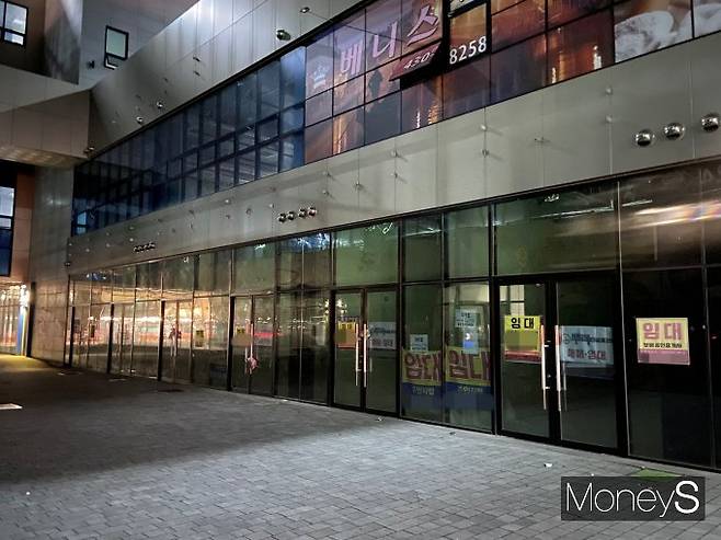 신도시의 발전을 기대해 높은 임대료를 감수하고 입주한 자영업자들은 하나둘 혁신도시를 떠나고 있다. 사진은 1층이 모두 공실인 경북혁신도시 상가 모습. /사진=최성원 기자