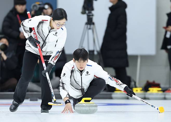 2026 밀라노·코르티나 동계올림픽 컬링 믹스더블에 출전하는 김선영, 정영석이 충북 진천선수촌에서 훈련을 하고 있다. [연합]