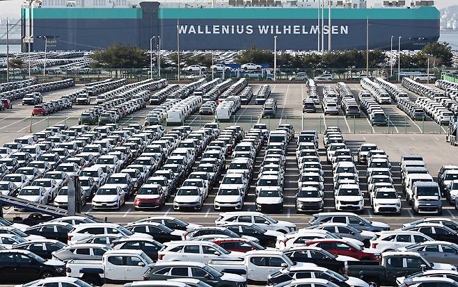 도널드 트럼프 미국 대통령이 26일(현지시간) 한국 자동차 등에 대한 관세를 15%에서 25%로 인상한다고 기습 발표하면서 자동차 업계에 긴장감이 감돌고 있다. 사진은 경기 평택시 포승읍 평택항 자동차 전용부두에 수출용 차량이 세워져 있는 모습.  [뉴시스]