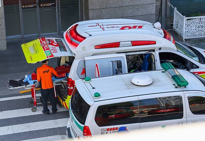 서울 시내 한 대학병원 권역응급의료센터 앞에 구급차들이 대기하고 있다. 기사 내용과 관련 없는 사진 [연합]