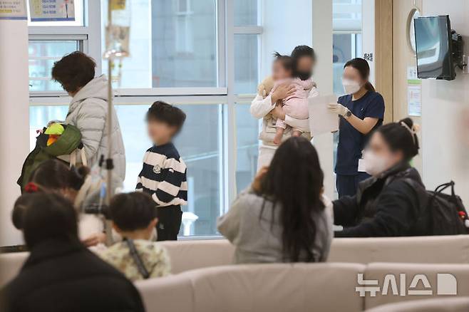 [서울=뉴시스] 권창회 기자 = 서울 성북구 우리아이들병원 진료실이 진료를 받기 위해 기다리는 어린이들로 붐비고 있다. (사진은 기사 내용과 관련이 없습니다) 2025.11.19. kch0523@newsis.com