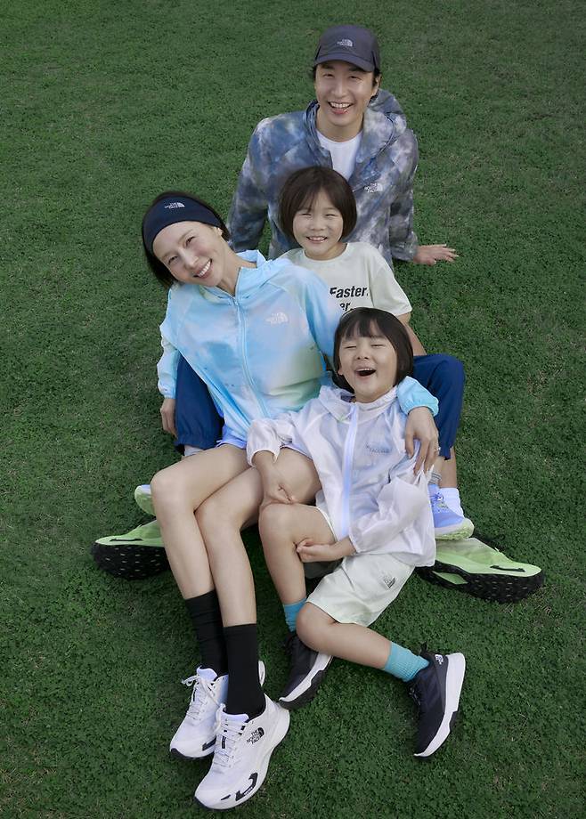 [서울=뉴시스] 방송인 김나영·가수 마이큐 부부가 두 아들과 화보 촬영에 나섰다. (사진=노스페이스) 2026.01.26. photo@newsis.com *재판매 및 DB 금지