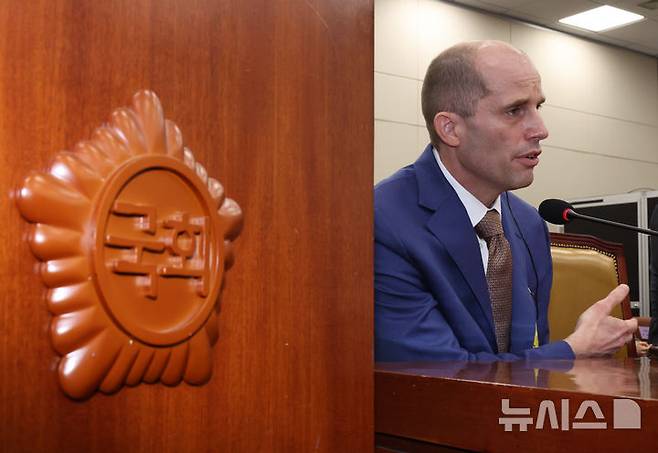 [서울=뉴시스] 김금보 기자 = 해롤드 로저스 쿠팡 대표이사가 31일 오전 서울 여의도 국회에서 열린 쿠팡 침해사고 및 개인정보 유출, 불공정 거래, 노동환경 실태 파악과 재발방지 대책 마련을 위한 연석 청문회에서 의원 질의에 답변을 하고 있다. 2025.12.31. kgb@newsis.com