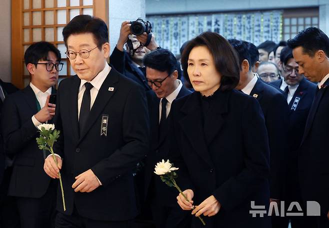 [서울=뉴시스] 고범준 기자 = 이재명 대통령과 김혜경 여사가 27일 서울 종로구 서울대학교병원 장례식장에 마련된 고(故)이해찬 민주평화통일자문회의 수석부의장 빈소를 찾아 조문하고 있다. (청와대통신사진기자단) 2026.01.27. bjko@newsis.com