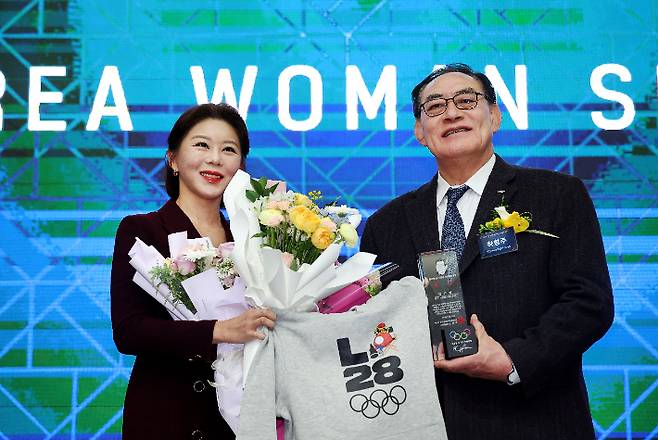 김가영과 국민체육진흥공단 하형주 이사장. PBA