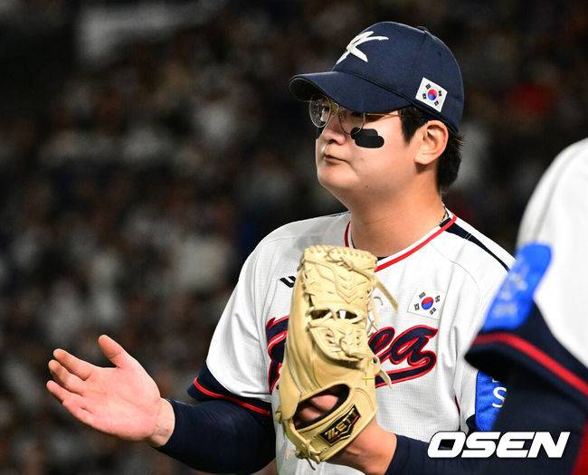 [OSEN=도쿄(일본), 조은정 기자] 대한민국 야구 대표팀이 극적인 무승부를 거두며 한일전 연패를 10연패에서 막았다.&nbsp;한국은 16일 일본 도쿄도 도쿄돔에서 열린 ‘2025 NAVER K-BASEBALL SERIES’ 일본과의 2차전에서 7-7 무승부를 거뒀다. 2연전 시리즈 1무 1패를 기록한&nbsp;한국은 2015년 프리미어12 준결승전 4-3 승리 이후 성인 대표팀 기준(아시안게임 제외) 한일전에서 10연패를 기록했지만 처음으로 무승부를 만드는데 성공했다.9회초 수비를 마친 대한민국 김서현이 동료들과 하이파이브를 나누고 있다. 2025.11.16 /cej@osen.co.kr