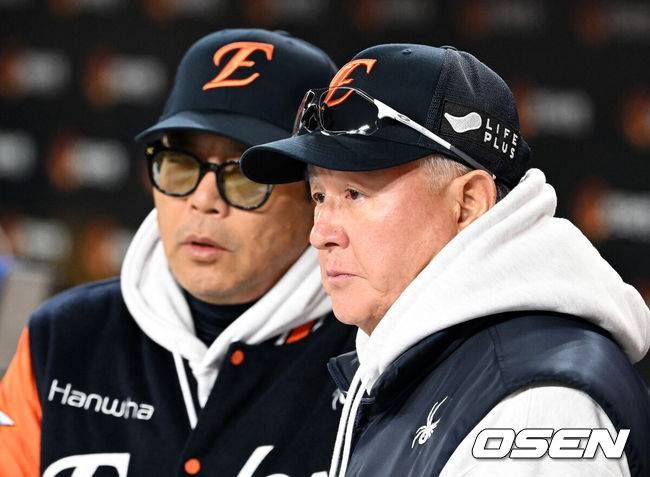 [OSEN=이대선 기자] 한화 양상문 코치-김경문 감독 2025.10.31 /sunday@osen.co.kr