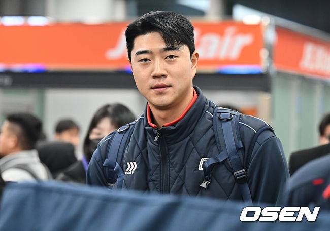 [OSEN=부산, 이석우 기자] 롯데 자이언츠 선수단이 25일 김해공항을 통해 전지훈련지인 대만 타이난으로 출국했다.김태형 감독 등&nbsp;코치진과 투수&nbsp;20명,&nbsp;포수&nbsp;5명,&nbsp;내야수&nbsp;9명,&nbsp;외야수&nbsp;7명 등 총&nbsp;41명의 선수단이 1월 20일까지 1차 캠프에서 체력 강화와 기술 훈련을 치른 뒤 21일부터 3월 5일까지 일본 미야자키로 옮겨 2차 캠프에서 구춘리그에 참가해 실전 감각을 점검한다. 롯데 자이언츠 윤성빈이 출국하고 있다. 2026.01.25 / foto0307@osen.co.kr