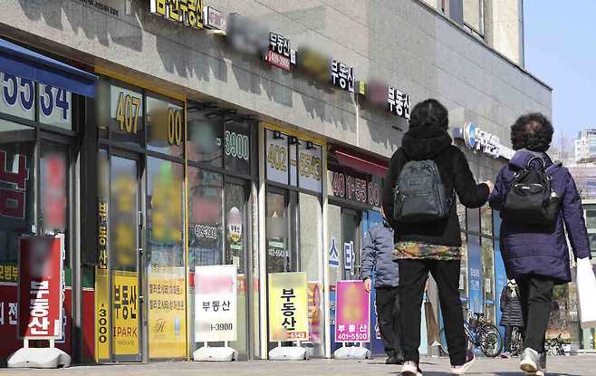 서울 송파구의 한 부동산 단지 앞으로 시민들이 지나가고 있다. 뉴시스