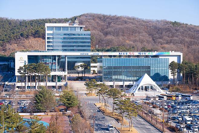 천안시청 전경.