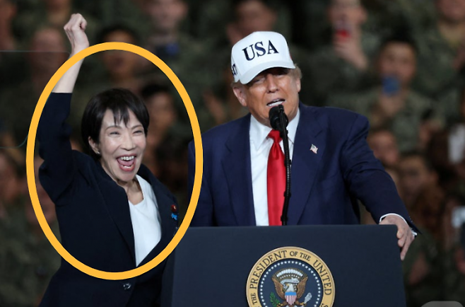 2025년 10월 28일 도널드 트럼프 미국 대통령과 만난 다카이치 사나에 일본 신임 총리가 요코스카 미군 기지에서 기쁨과 흥분에 겨운 ‘점프’를 하는 모습. 로이터 뉴스1