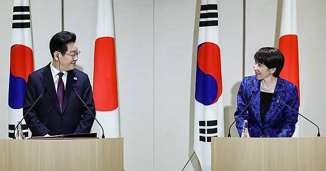 이재명 대통령(왼쪽)과 다카이치 사나에 일본 총리가 1월 13일 일본 나라현에서 한일 정상회담을 마치고 공동 언론 발표를 하던 중 눈을 마주치며 웃고 있다. 동아DB