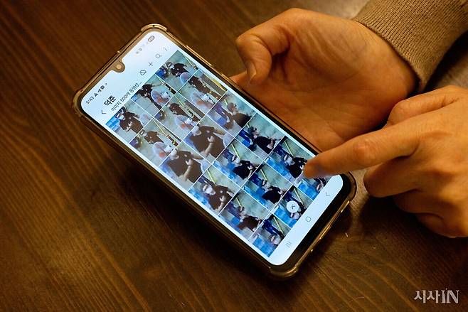박미숙씨가 아들 장덕준씨가 근무하는 모습이 담긴 CCTV 화면 이미지를 보여주고 있다. ⓒ시사IN 신선영
