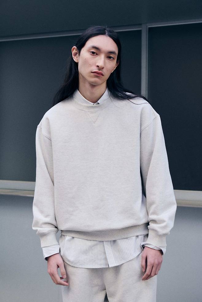 나우(nau) 에센셜 스웻 맨투맨 화보 이미지