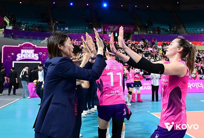 요시하라 도모코 흥국생명 감독(왼쪽)과 레베카 라셈이 지난 23일 GS칼텍스전에서 승리한 뒤 하이파이브를 하고 있다. KOVO제공