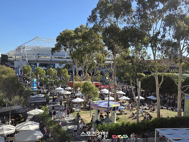 관중이 폭발적으로 증가하며 휴식 공간이 부족하다는 점이 문제점으로 지적되고 있다. 멜버른|박준용