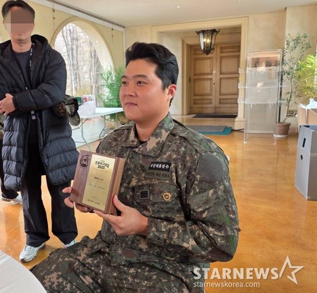 尚武退団を控えたハン・ドンヒは昨年12月2日、ソウル江南区駅三洞のラウムアートセンターで開かれた「2025チョア製薬プロ野球賞」授賞式でヘパトス賞を受賞後、記者団のインタビューに応じた。 /写真=キム・ドンユン記者