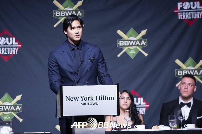 LA 다저스 오타니 쇼헤이가 25일(한국 시각) 미국 뉴욕에서 열린 전미야구기자협회(BBWAA) 뉴욕 지부가 주최하는 시상식 저녁 만찬에 참석, 영어로 소감을 밝히고 있다. /AFPBBNews=뉴스1