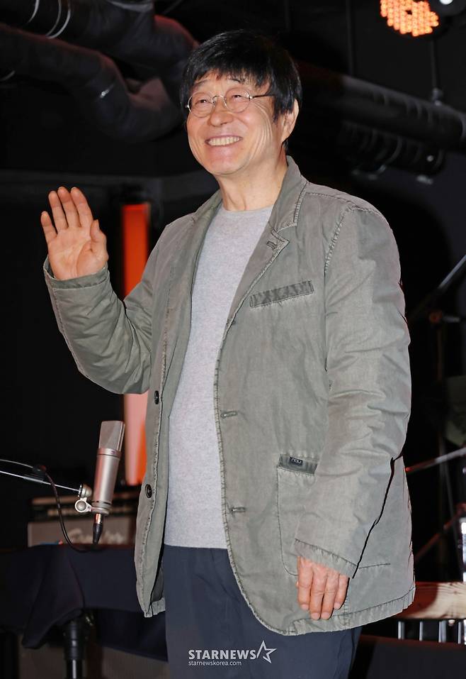 가수 김창완이 27일 오후 서울 종로구 팡타캐라지에서 진행된 싱글 'Seventy' 발매 기자간담회에서 포즈를 취하고 있다.  이번 싱글에는 'Seventy'와 유쾌한 정서의 팝록 '사랑해'가 수록됐다. /2026.01.27 /사진=이동훈 photoguy@