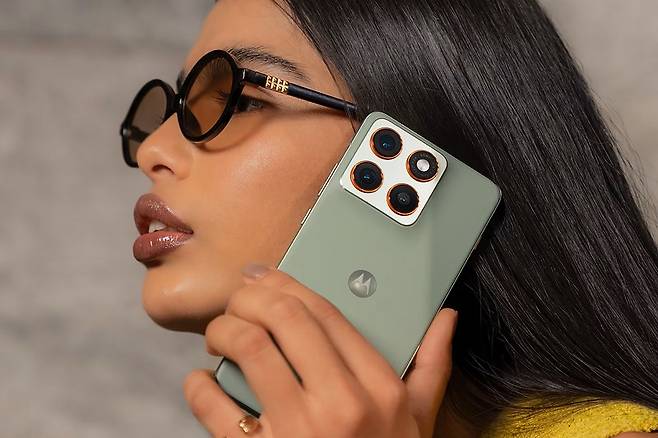 모토로라가 국내 시장에 초슬림폰 '모토로라 엣지 70'을 출시했다.[사진 | 모토로라 제공]