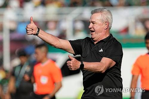 2026 국제축구연맹(FIFA) 북중미 월드컵에서 홍명보호와 맞붙게 될 멕시코가 남미 약체 볼리비아를 상대로 실망스러운 경기력을 보이며 가까스로 승리했다. 그마저도 오심 논란이 있는 결승골이 아니었다면 승리를 장담하기 어려운 경기였다는 점에서 졸전이었다는 평가를 피하지 못했다. 연합뉴스