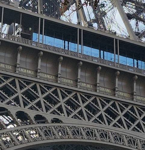 에펠탑에 새겨진 남성과학자 이름 [촬영 송진원]