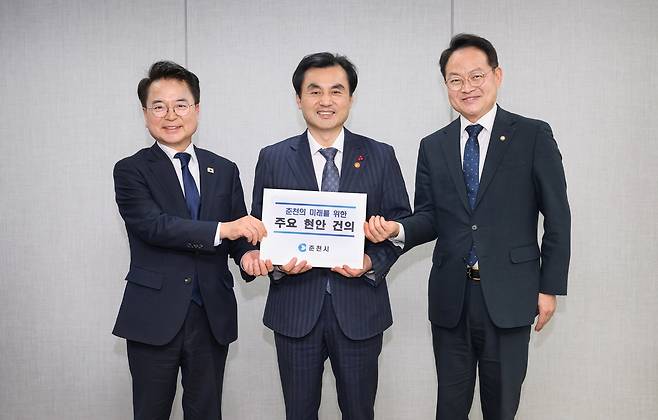 안규백 장관(가운데)을 찾은 육동한 춘천시장(왼쪽)과 허영 국회의원  [춘천시 제공.재판매 및 DB 금지]