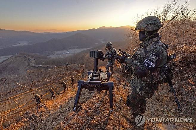 전방 경계 서는 군 장병들 (연천=연합뉴스) 류영석 기자 = 5사단 열쇠부대 군 장병들이 지난 경기 연천군 접경지역에서 시범 운용 중인 다족 보행 로봇과 함께 철책 경계 근무를 하는 모습. 2025.12.29  [공동취재]
ondol@yna.co.kr