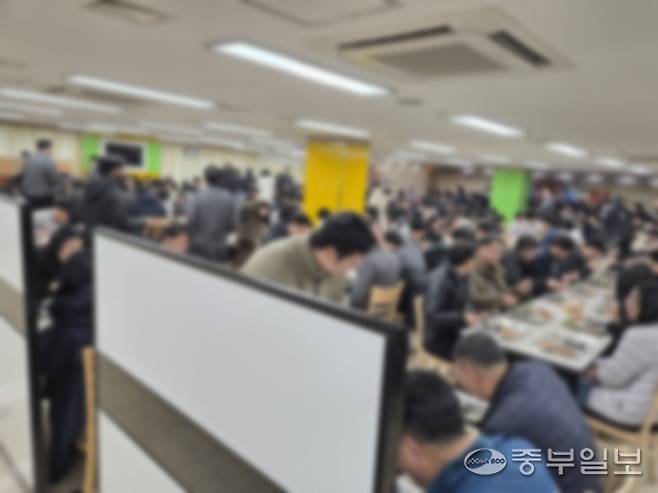 파주시 구내식당이 반복되는 메뉴와 직원들의 입맛을 맞추지 못하면서 외면당하고 있다. 사진은 구내식당을 찾은 공무원들이 식판에 밥을 옮겨 식사를 하고 있다. 김은섭 기자