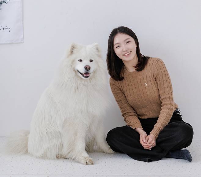 강다영 원장과 반려견 강설이가 멈무는 하루에서 사진촬영을 하고 있다. <멈무는 하루 제공>