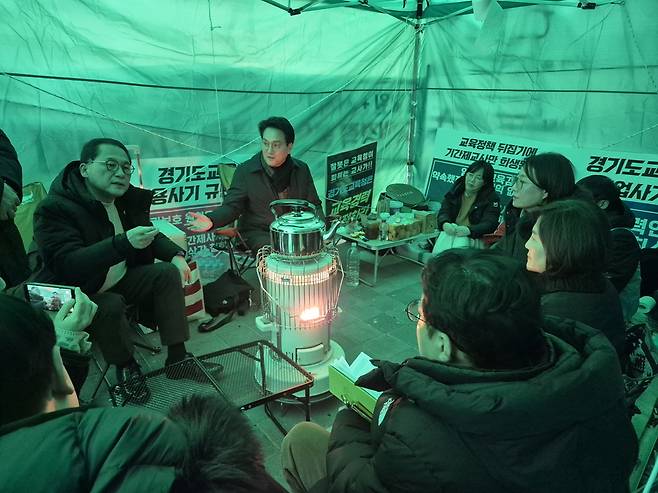 '기간제 사서교사 경력 인정 문제 해결 촉구' 천막 농성장을 찾아 대화 중인 경기도의회 교육기회위원회 안광률(사진 왼쪽, 민주당‧시흥1) 위원장.